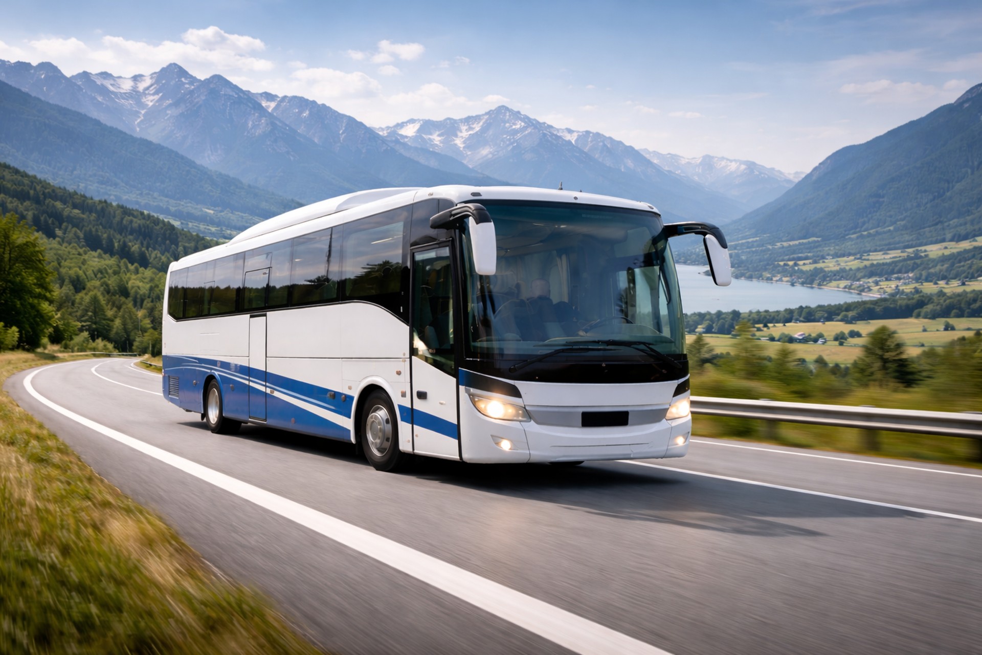 Reisebus auf europäischer Autobahn